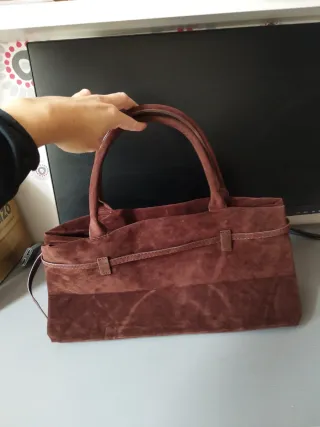 Bolso marrón chocolate ante mujer