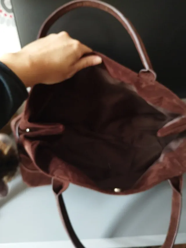 Bolso marrón chocolate ante mujer