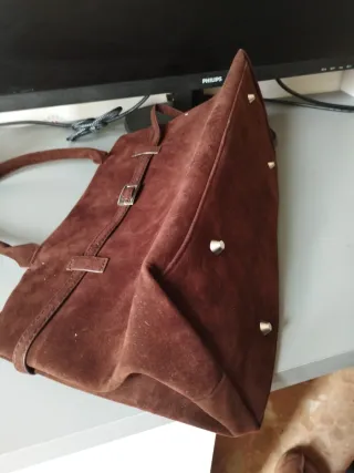 Bolso marrón chocolate ante mujer