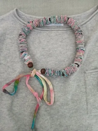 Collar hecho a mano con tela reciclada