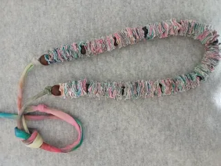 Collar hecho a mano con tela reciclada