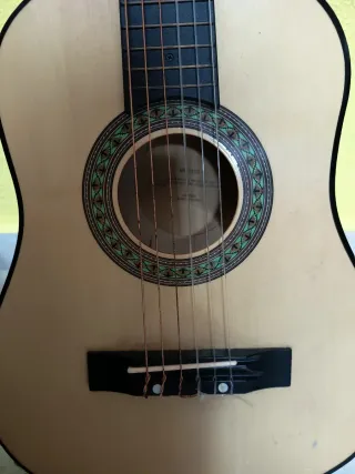 Guitarra Acústica Pequeña