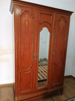 Armario de madera con espejo