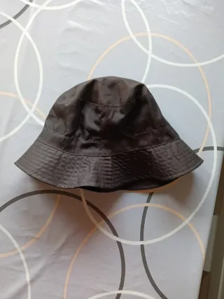 Gorro impermeable marrón