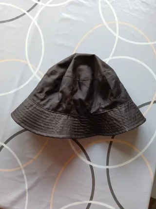 Gorro impermeable marrón