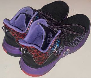 Zapatillas Baloncesto Negras y Moradas