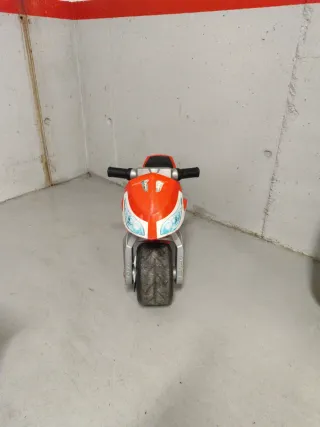 Moto de plástico roja para niños molto