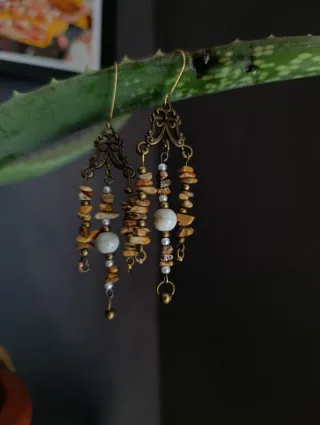 Pendientes boho con piedras y detalles dorados