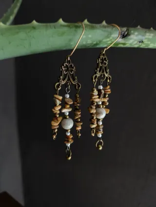 Pendientes boho con piedras y detalles dorados