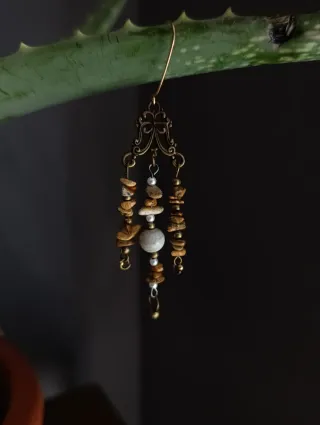 Pendientes boho con piedras y detalles dorados