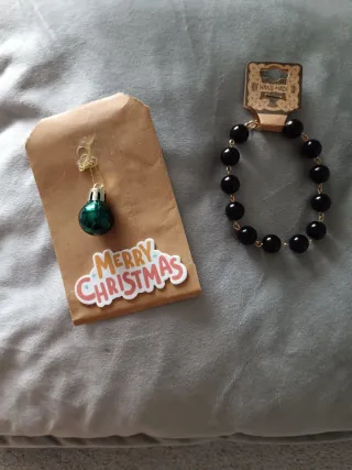 Pulsera de perlas negras y adorno verde