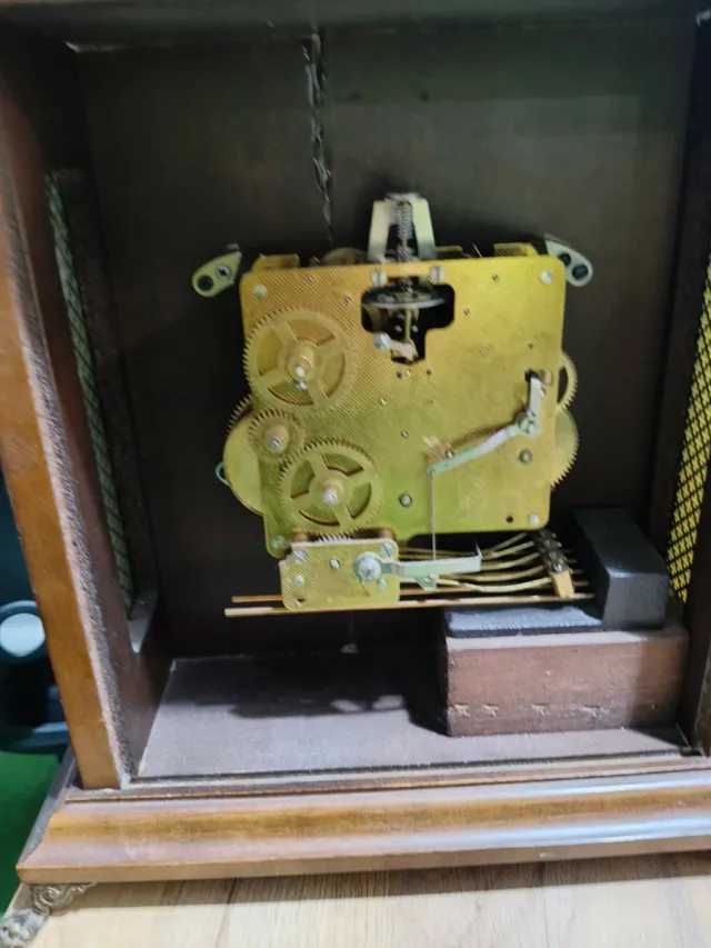 Reloj de mesa antiguo madera y metal