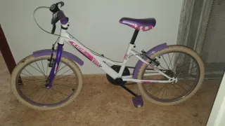 Bicicleta infantil niña morada y blanca