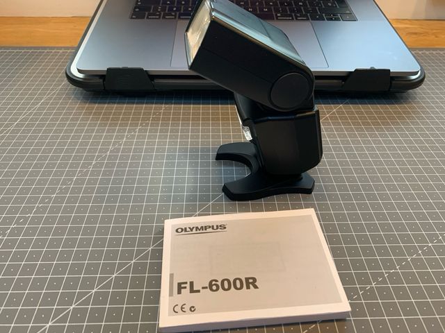 Flash Olympus FL-600R con funda