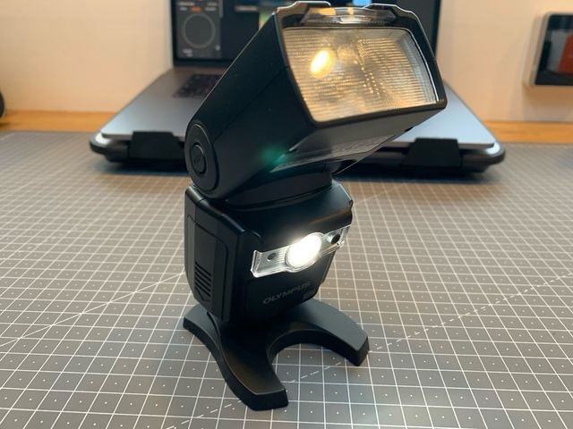 Flash Olympus FL-600R con funda