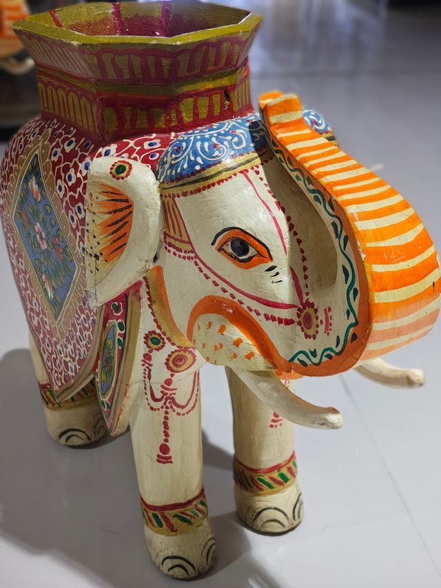 Elefante decorativo de madera pintado