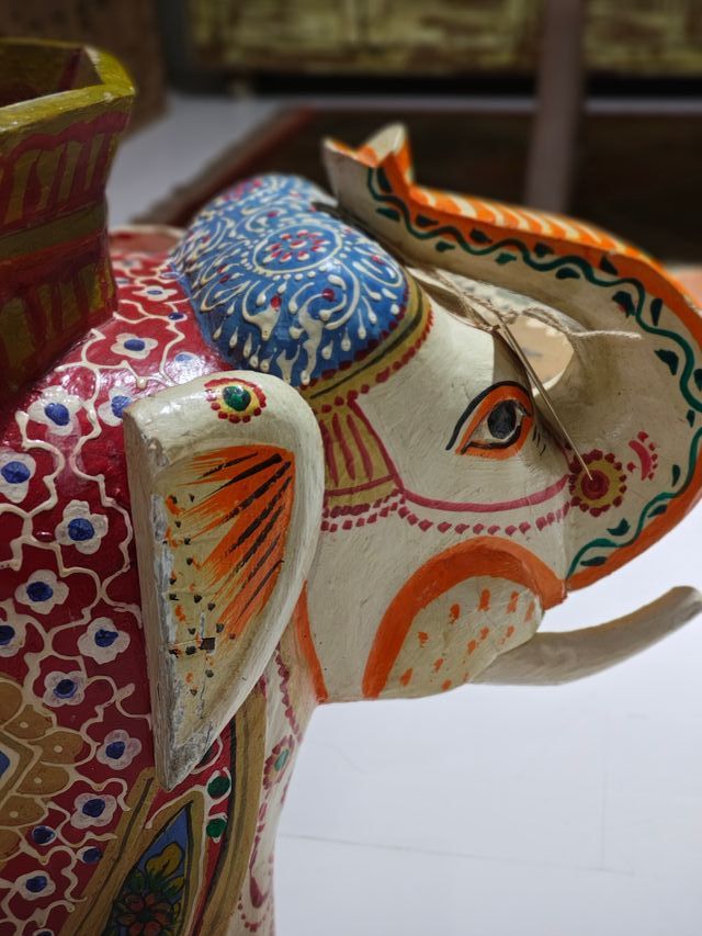 Elefante decorativo de madera pintado