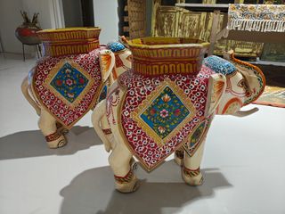 Elefante decorativo de madera pintado