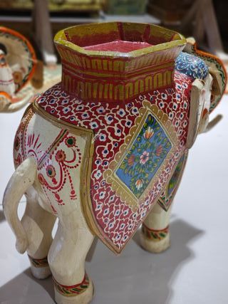Elefante decorativo de madera pintado