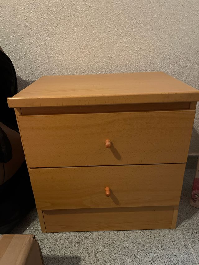 Mesita de noche de madera