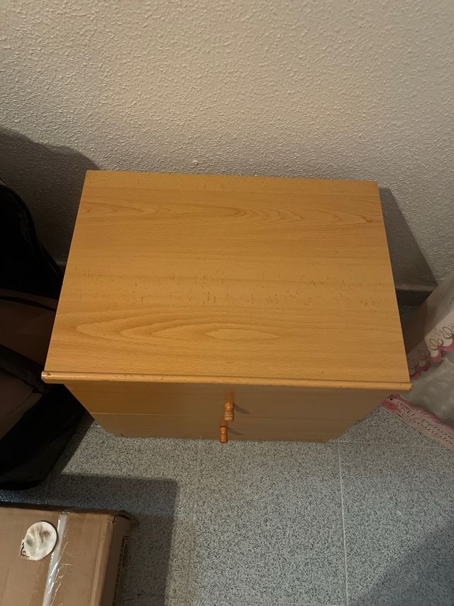 Mesita de noche de madera