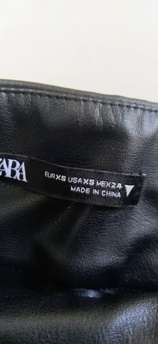 Mono efecto cuero Zara Talla XS Negro