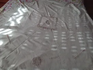 Tapete o mantel beige con detalles