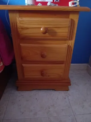 Mesita de noche de madera natural