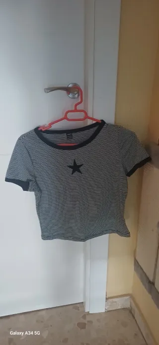 Camiseta de rayas con estrella negra