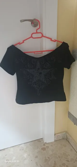 Camiseta de rayas con estrella negra