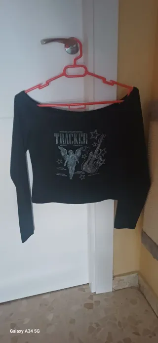 Camiseta de rayas con estrella negra