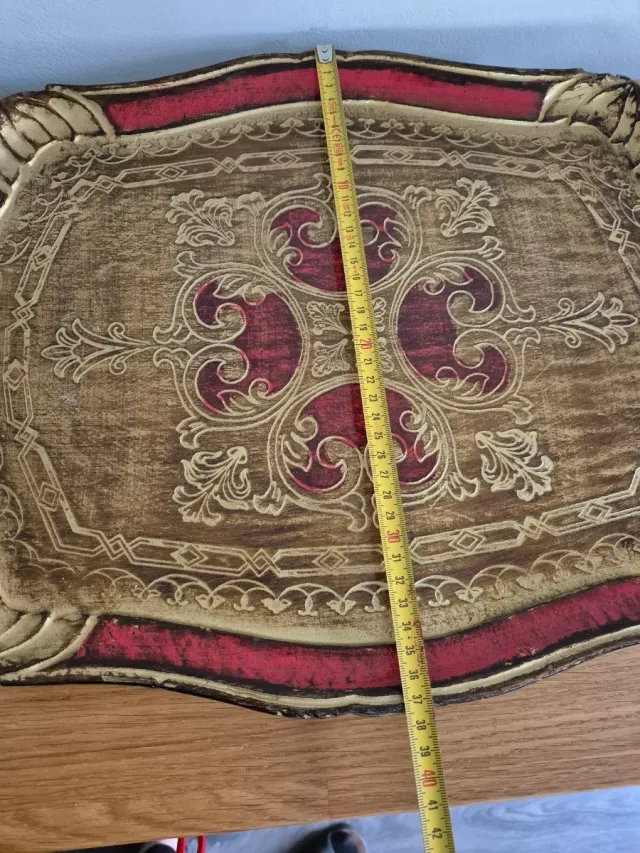 Bandeja de servicio decorativa dorada y roja