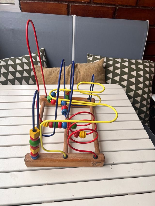 Juguete de madera con bolas de colores