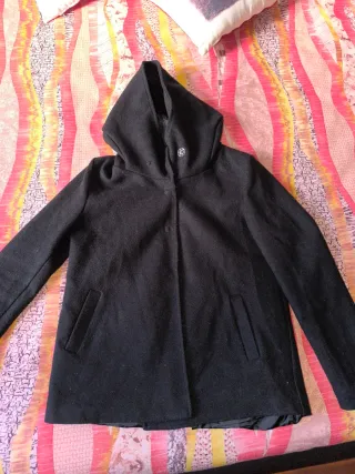 Elegante cappottino nero con cappuccio