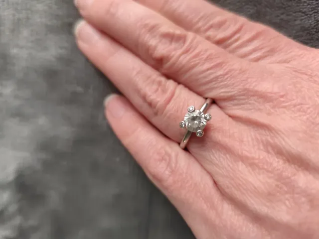 Anello solitario con zirconi