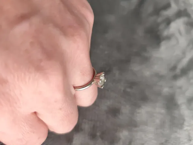 Anello solitario con zirconi