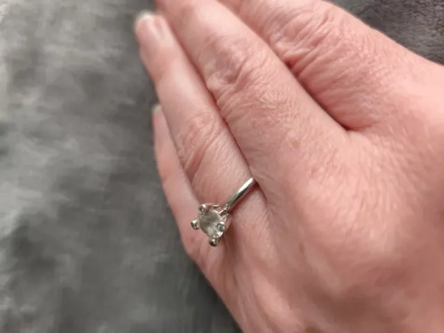 Anello solitario con zirconi