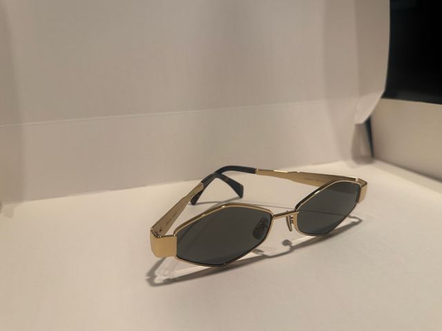 Gafas de sol doradas y grises