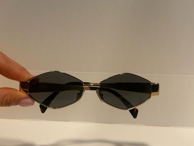 Gafas de sol doradas y grises