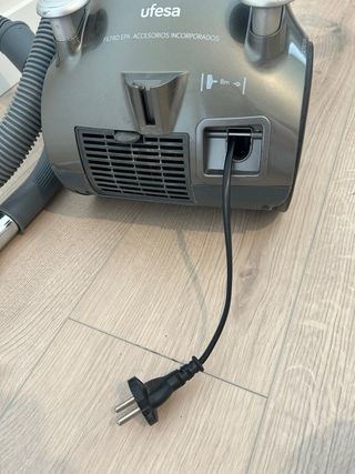 Aspiradora Ufesa gris con tubo