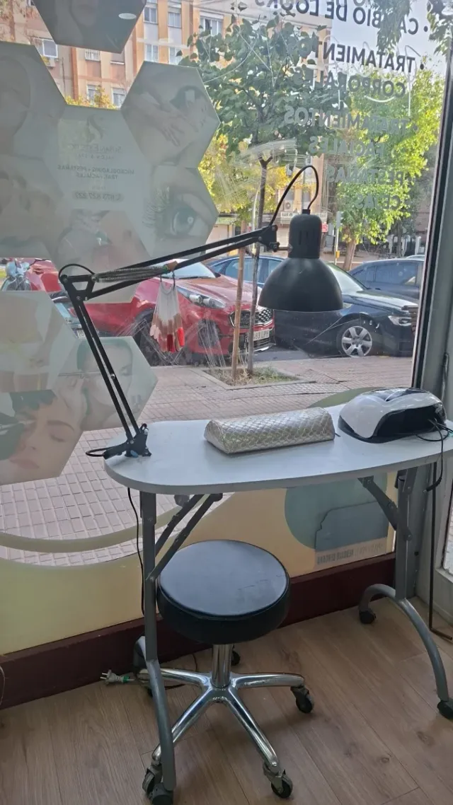 2 Sillones y 2 Espejos Peluquería y mesa manicure