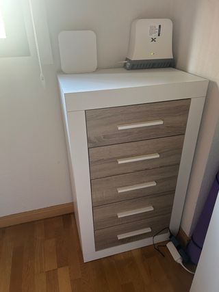 Cómoda de madera y plástico