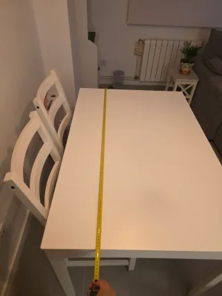 Mesa extensible y 4 sillas de madera Ikea.