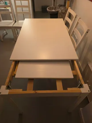 Mesa extensible y 4 sillas de madera Ikea.