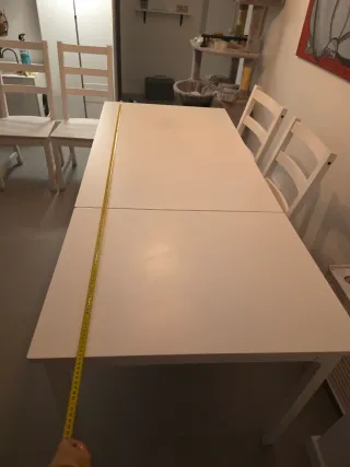 Mesa extensible y 4 sillas de madera Ikea.