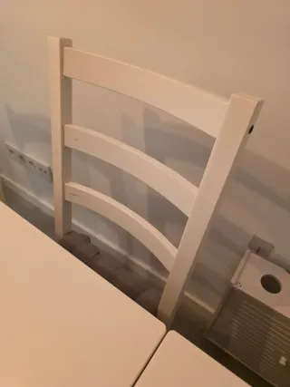 Mesa extensible y 4 sillas de madera Ikea.