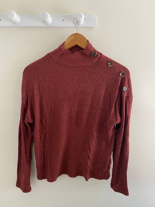 Jersey canalé con botones en hombro