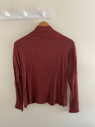 Jersey canalé con botones en hombro