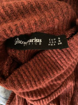 Jersey canalé con botones en hombro