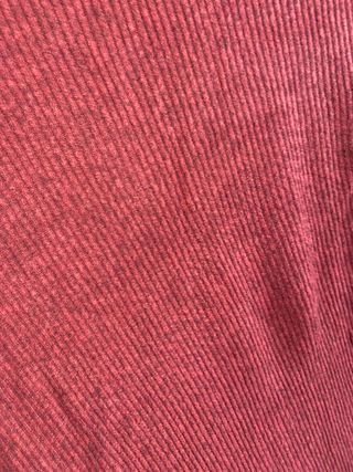 Jersey canalé con botones en hombro